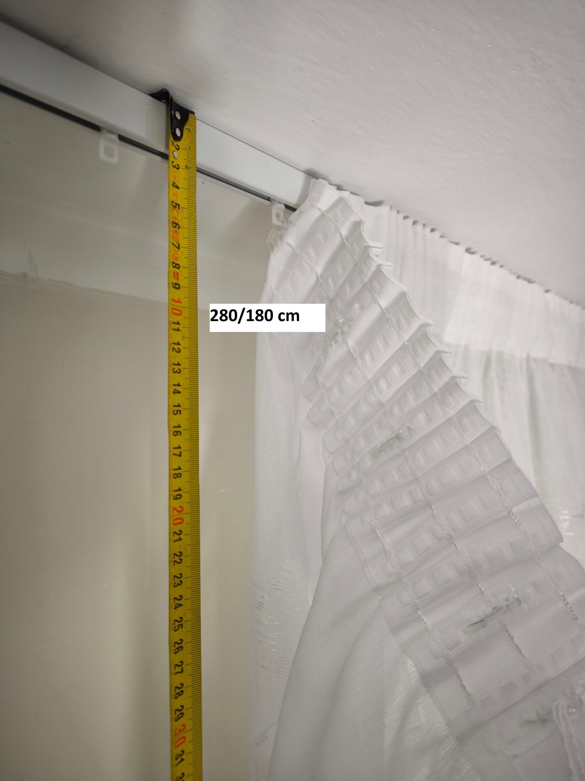 Come misurare la tenda su misura dalla parte superiore del binario per un risultato perfetto