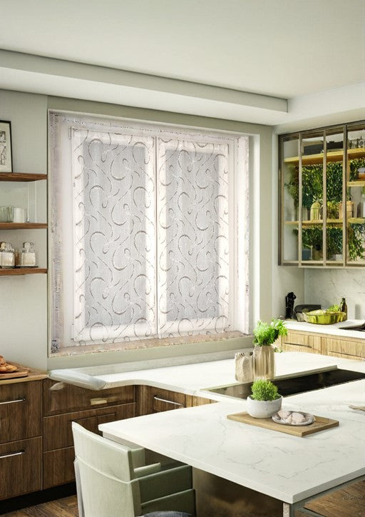 Coppia di tende bianche e marroni con fantasia geometrica su tessuto effetto lino, montate su finestra in cucina moderna