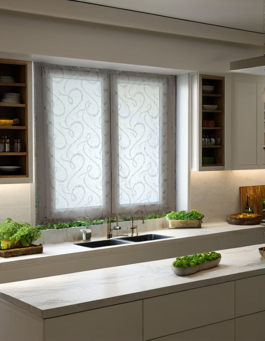 Coppia di tende bianche e grigio con fantasia geometrica su tessuto effetto lino, montate su finestra in cucina.