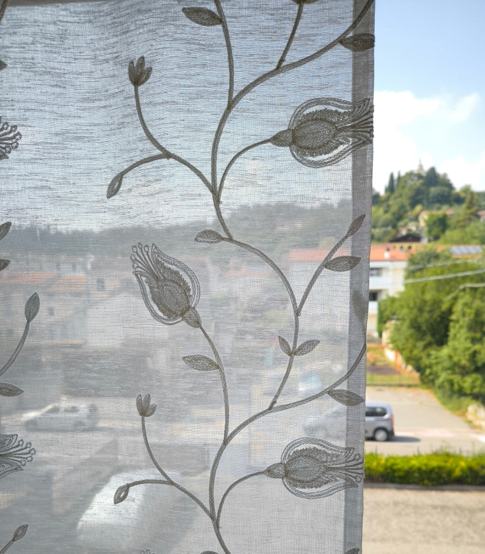 Il tessuto leggero e trasparente della tenda lascia intravedere la luce, mettendo in risalto il ricamo della call