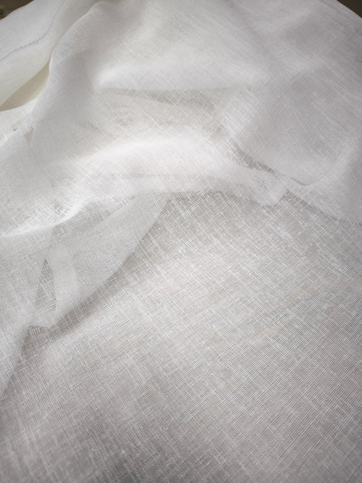 Dettaglio della trama del tessuto bianco effetto lino