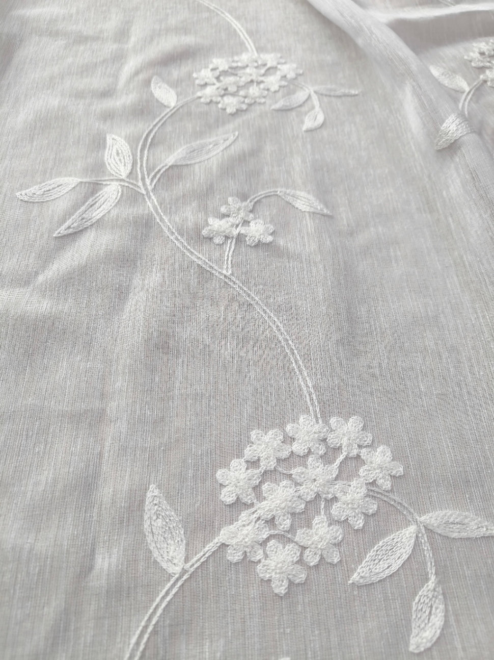 Tessuto bianco della tenda con ricamo a fiore di sambuco.