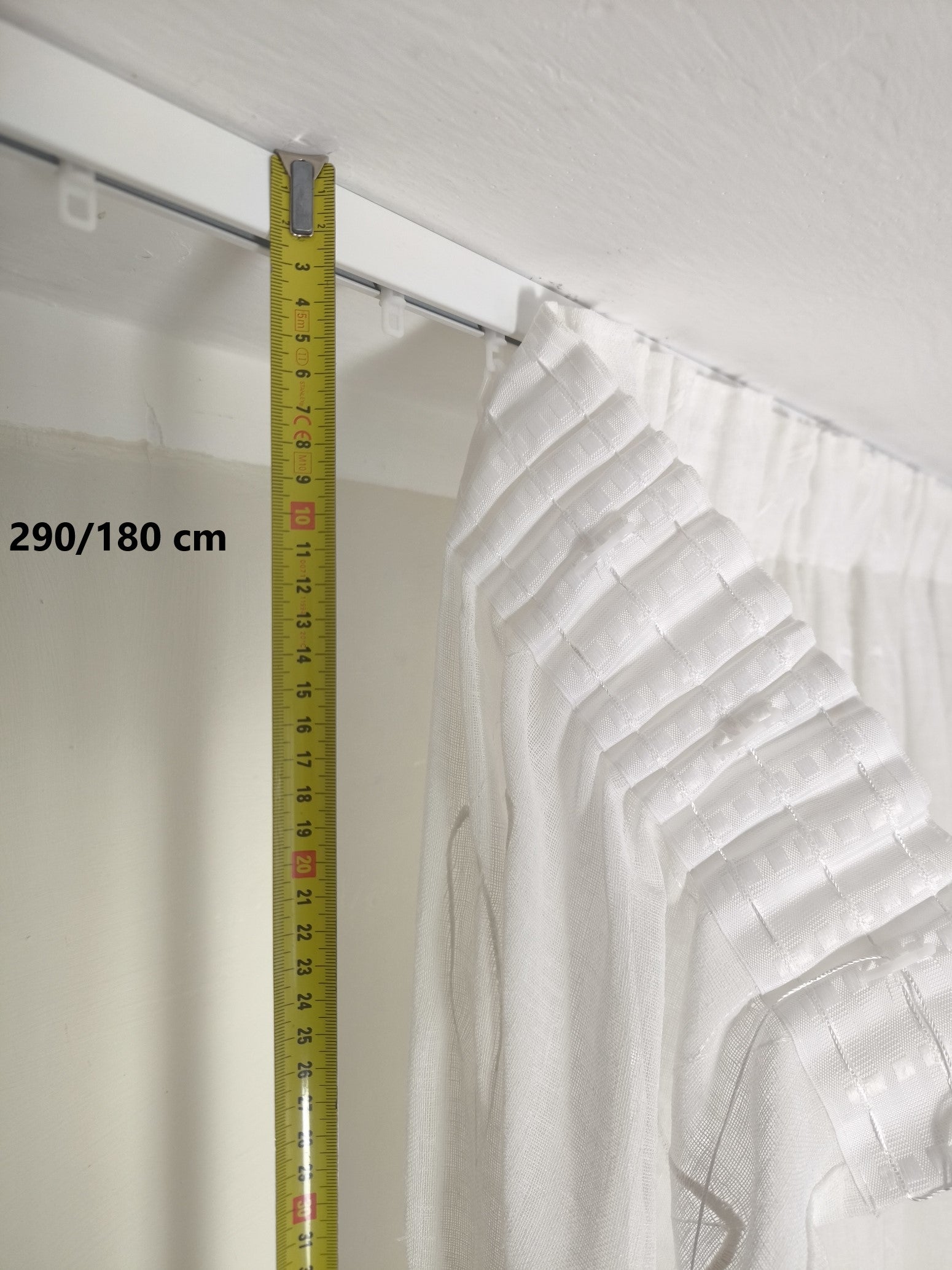 La foto mostra il punto da cui si deve prendere la misura per determinare l’altezza della tenda.