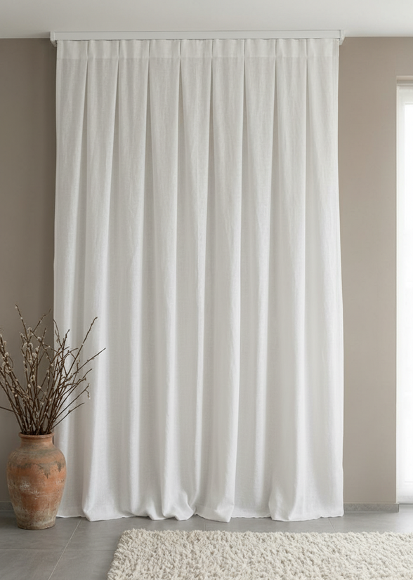 Tenda su misura in tessuto effetto lino con confezione a faldoni rovesci, montata su binario per tende in ambiente interno.