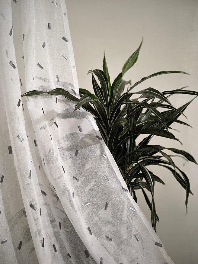 Voilage avec galon fronceur et Ruflette personnaliseè - Tissu blanc avec broderie grise, compatible avec rails de 140/170 cm, Hauteur de 180 à 280 cm - Isabel