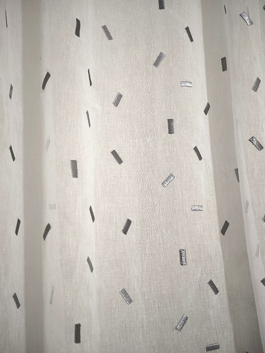 Voilage avec galon fronceur et Ruflette personnaliseè - Tissu blanc avec broderie grise, compatible avec rails de 140/170 cm, Hauteur de 180 à 280 cm - Isabel