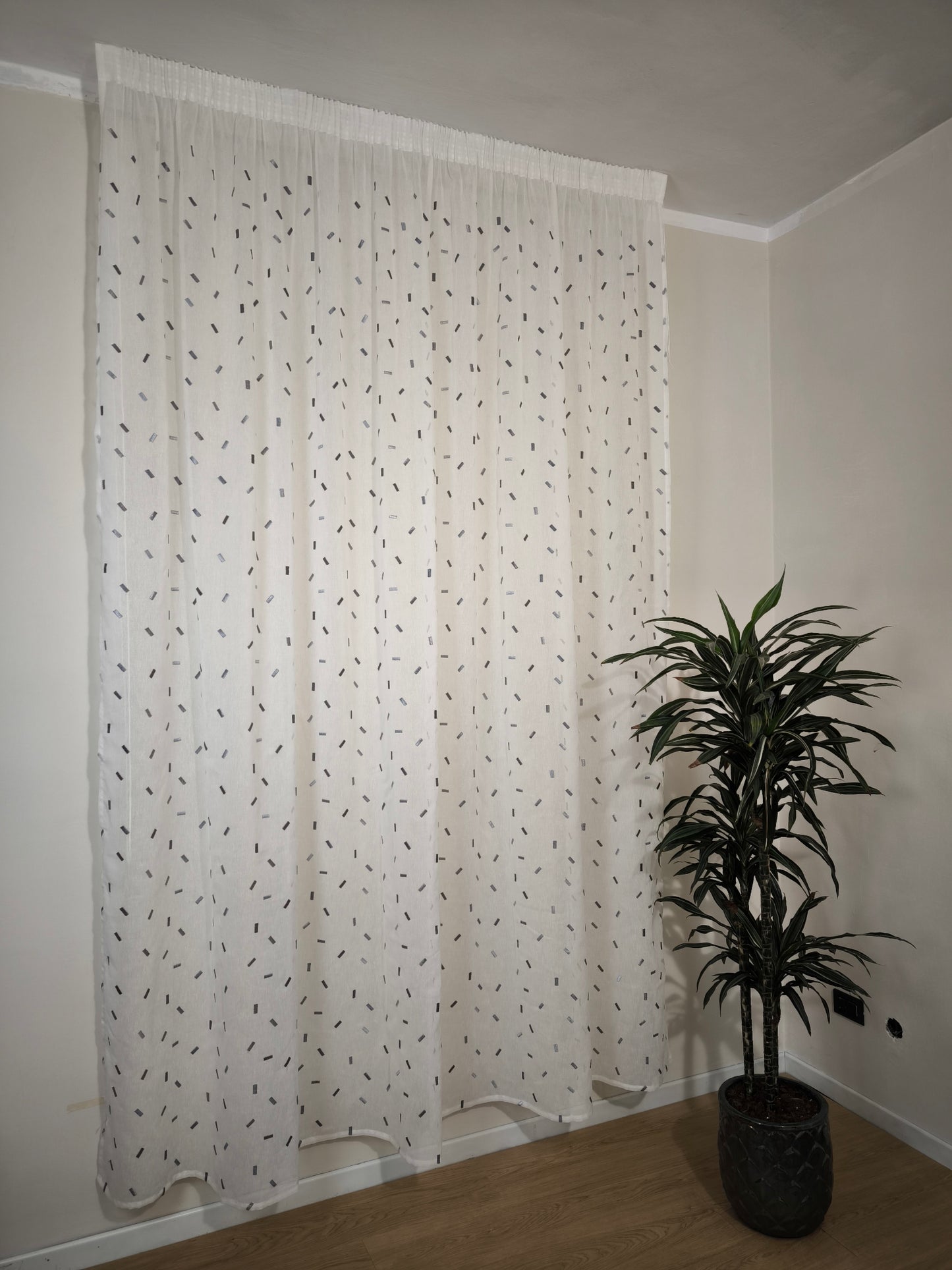 Voilage avec galon fronceur et Ruflette personnaliseè - Tissu blanc avec broderie grise, compatible avec rails de 140/170 cm, Hauteur de 180 à 280 cm - Isabel