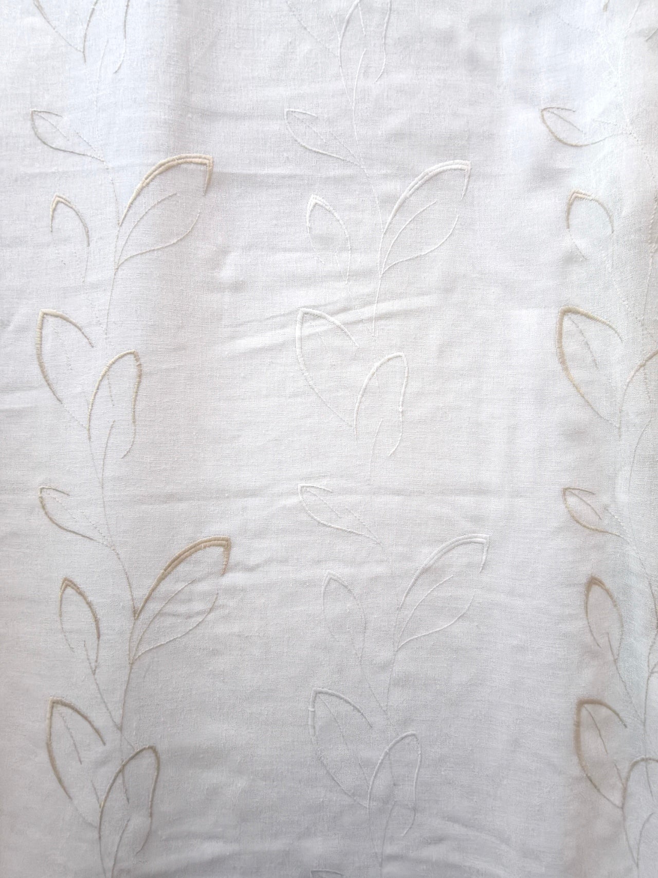 Dettaglio tessuto effetto lino variante beige con ricamo bianco e beige per tende da interno eleganti