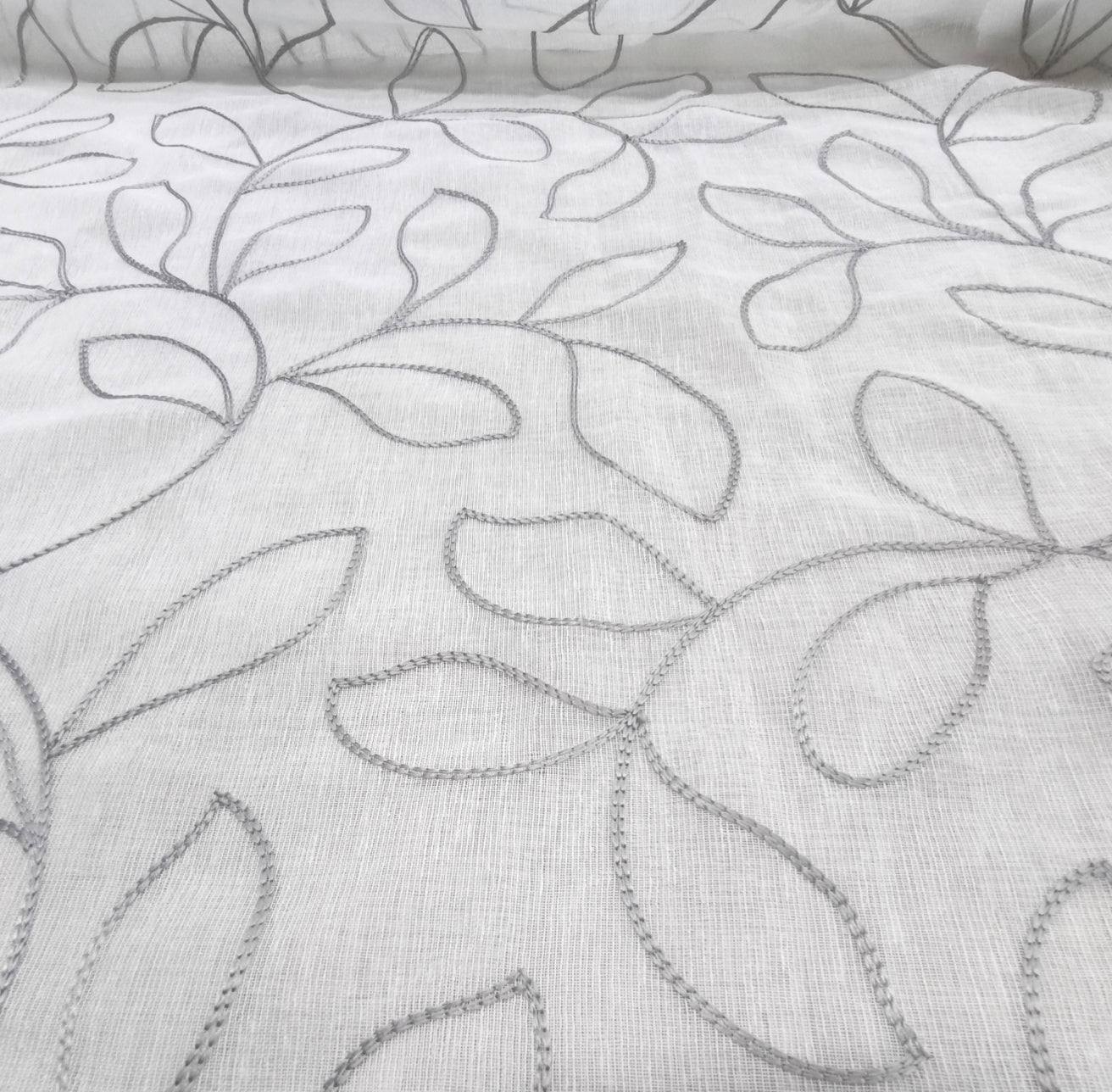 Voilage avec galon fronceur et ruflette - Tissu blanc avec broderie grise, adapté aux rails 140/170 cm, hauteur de 180 à 285 cm – art. Broderie de feuille
