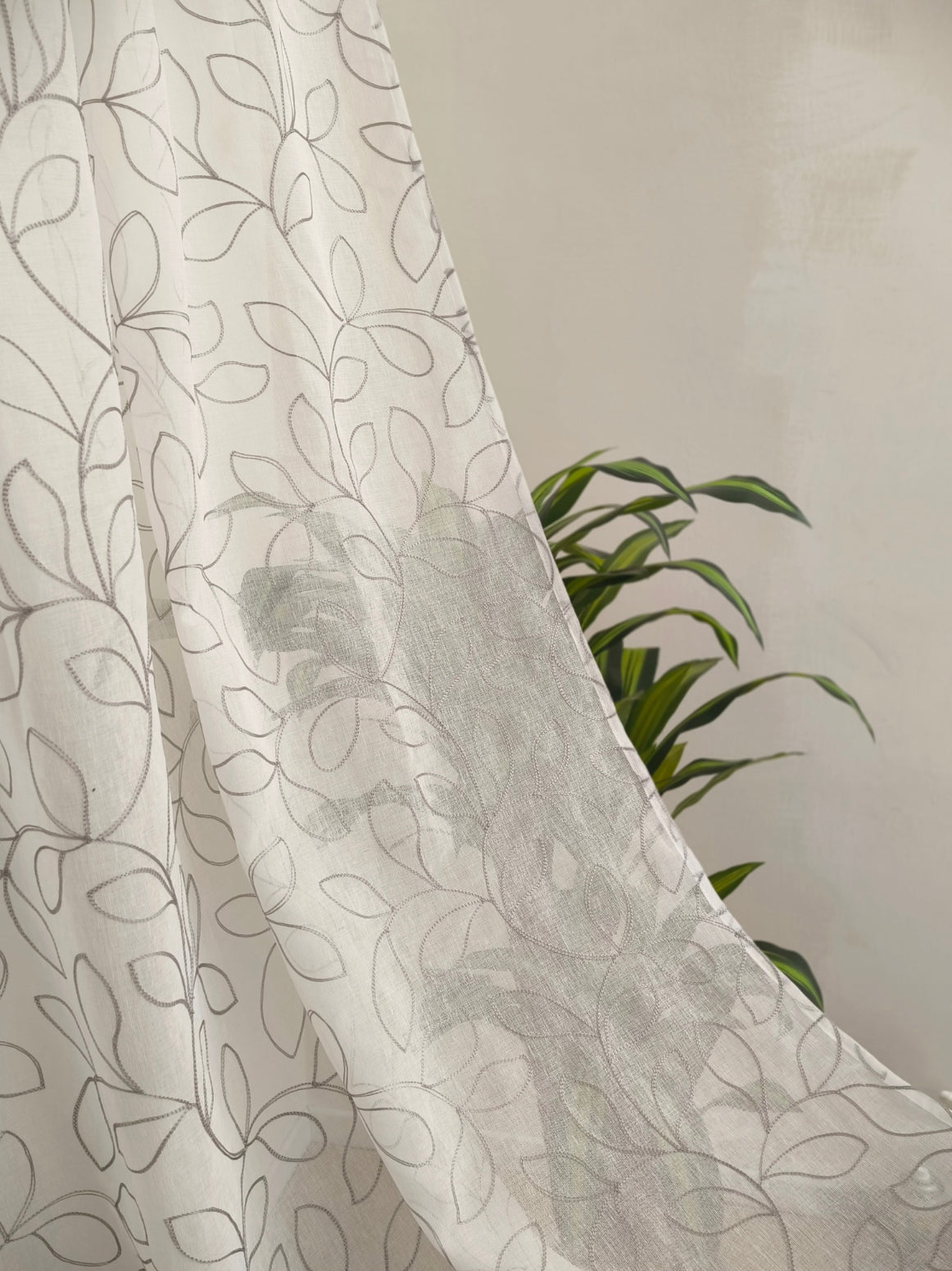 Voilage avec galon fronceur et ruflette - Tissu blanc avec broderie grise, adapté aux rails 140/170 cm, hauteur de 180 à 285 cm – art. Broderie de feuille