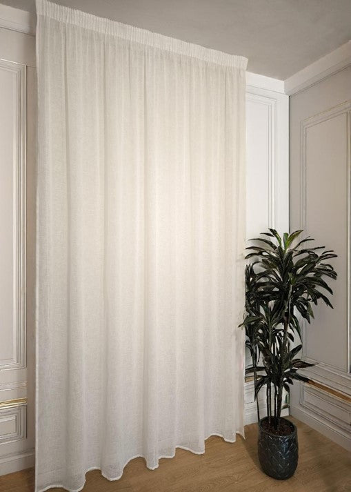 Tenda bianca per binario in arredamento bianco moderno