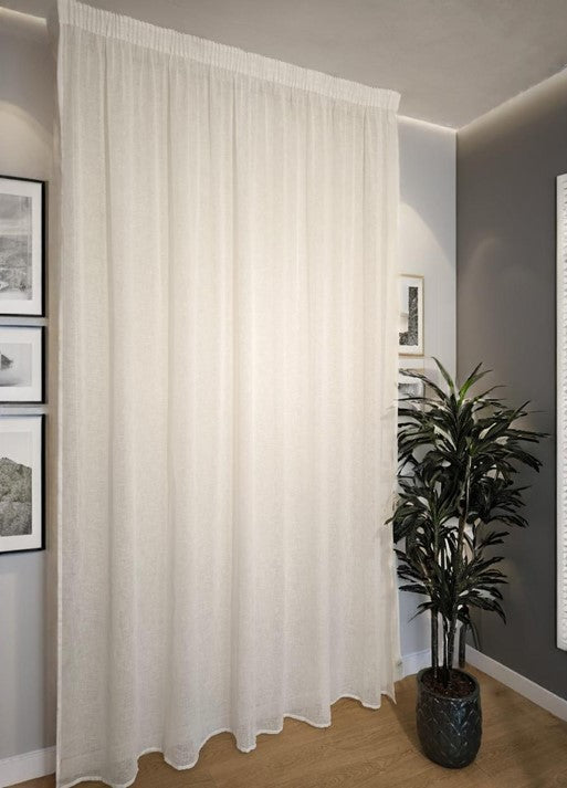 Effetto della tenda bianca su binario in un arredamento grigio elegante