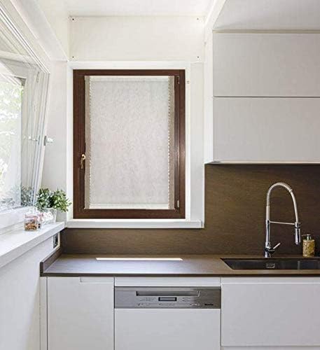 Tenda vetro con bordo corda e crochetta appesa alla finestra di una cucina