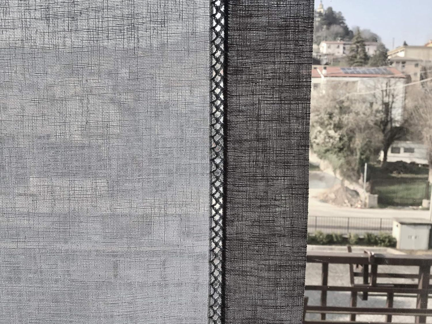 Particolare della trasparenza del tessuto della tenda vetro