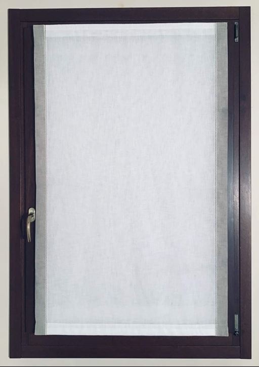 Tenda a vetro bianco naturale effetto lino con bordo laterale colore grigio