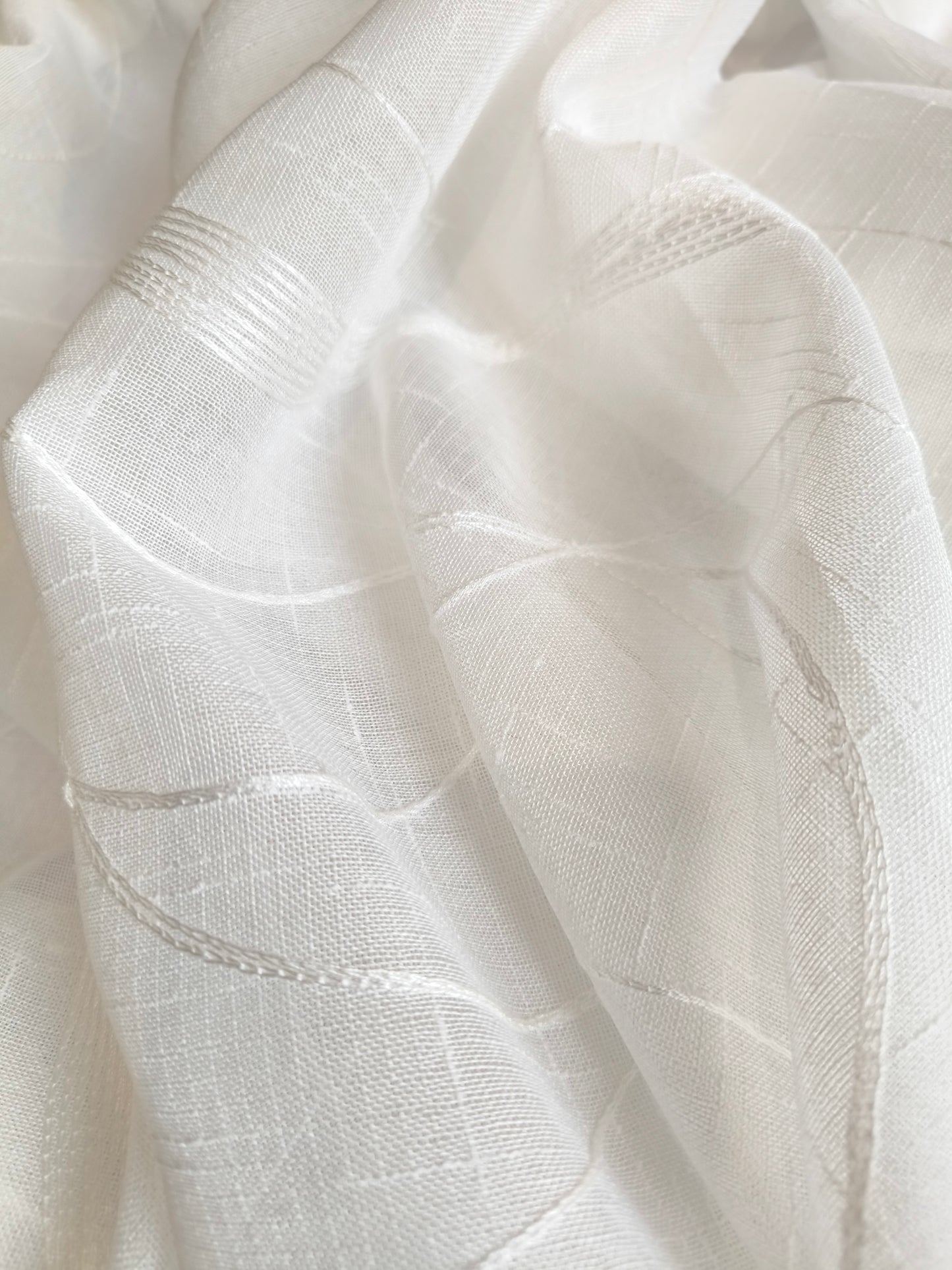 Voilage à œillets pour tringle – Largeur maxi 200 cm – Hauteur sur mesure – Tissu brodé – Art. Wave