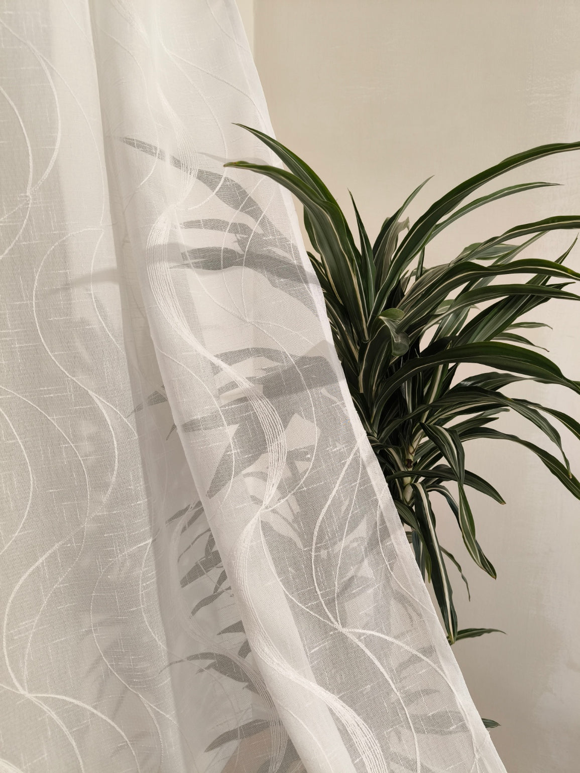 Voilage à œillets pour tringle – Largeur maxi 200 cm – Hauteur sur mesure – Tissu brodé – Art. Wave