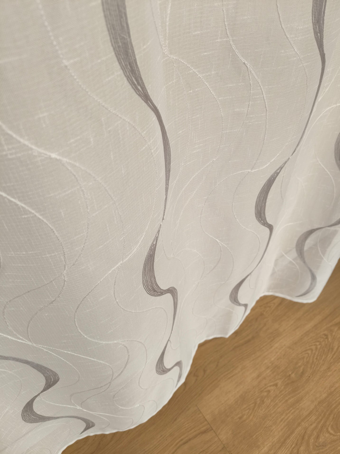  Voilage à œillets pour tringle – Largeur maxi 200 cm – Hauteur sur mesure – Tissu brodé – Blanc/Gris – Art. Wave