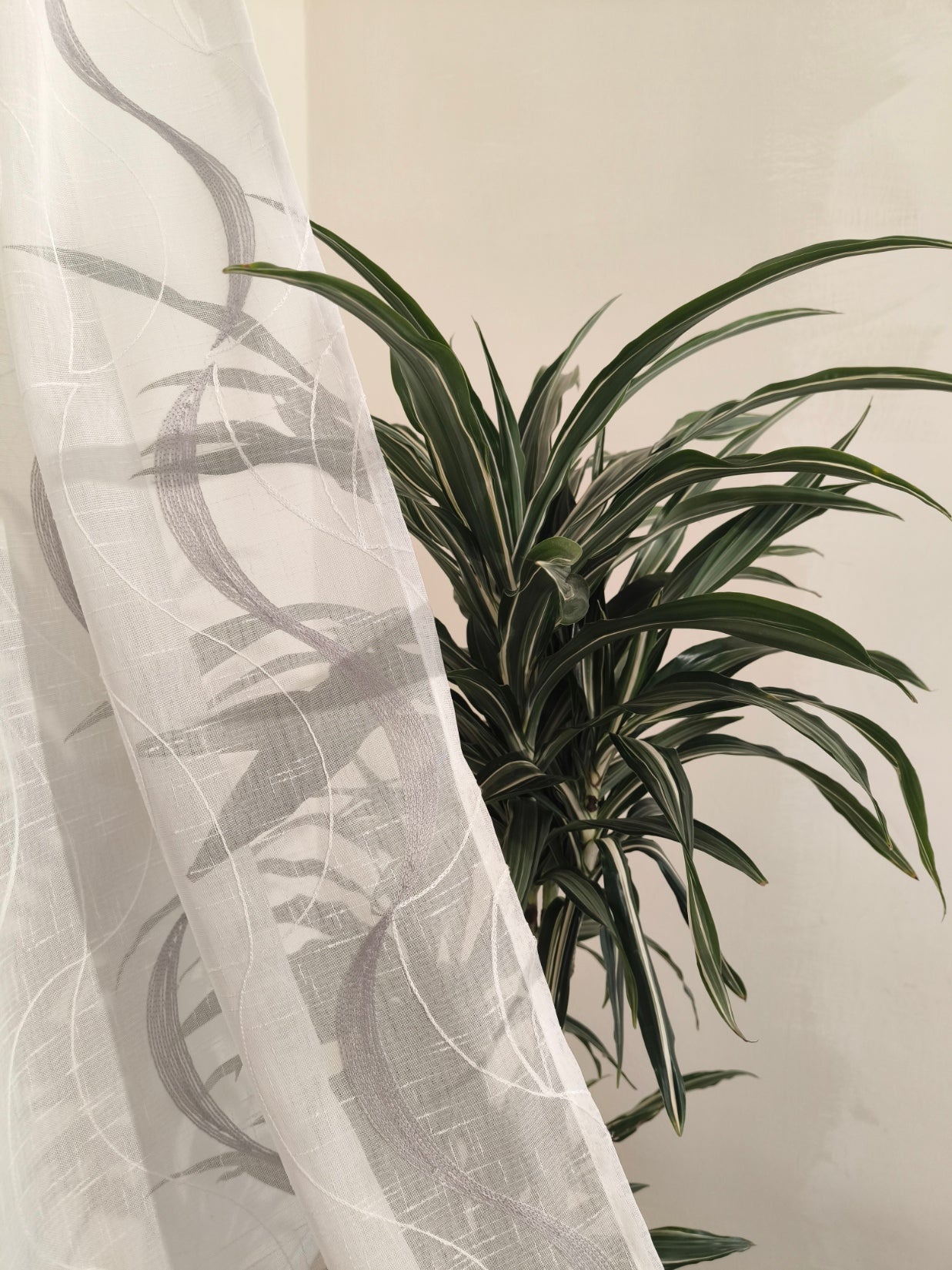  Voilage à œillets pour tringle – Largeur maxi 200 cm – Hauteur sur mesure – Tissu brodé – Blanc/Gris – Art. Wave