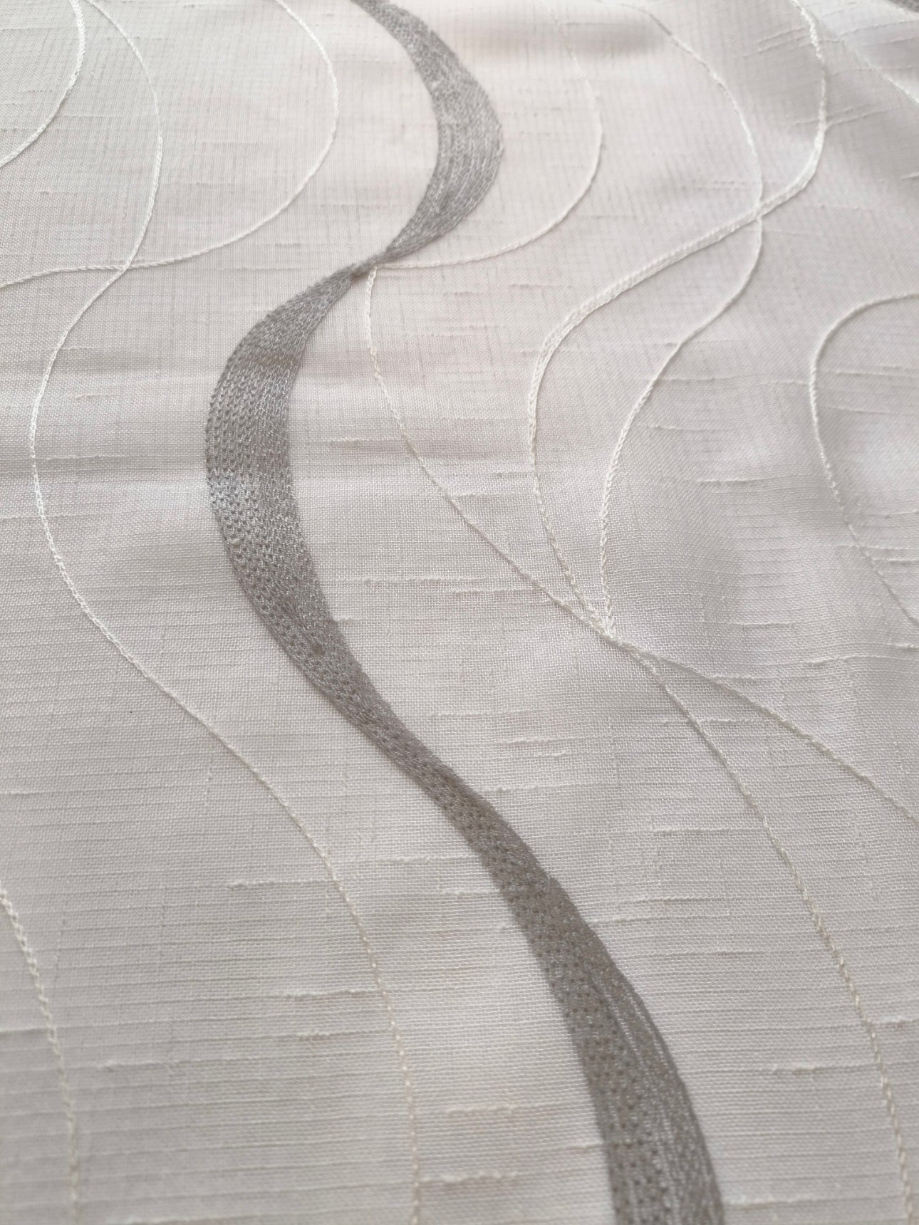  Voilage à œillets pour tringle – Largeur maxi 200 cm – Hauteur sur mesure – Tissu brodé – Blanc/Gris – Art. Wave
