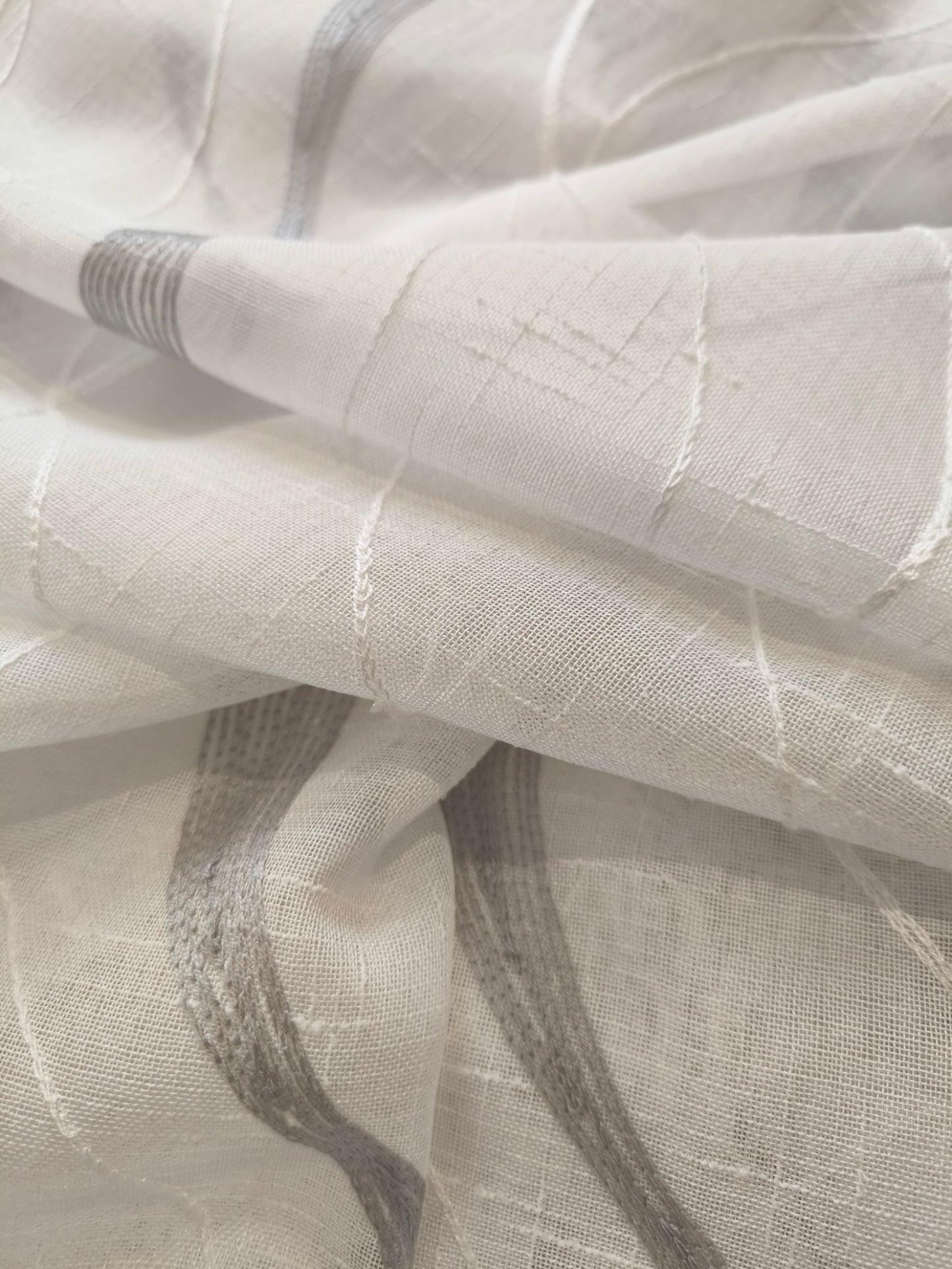  Voilage à œillets pour tringle – Largeur maxi 200 cm – Hauteur sur mesure – Tissu brodé – Blanc/Gris – Art. Wave